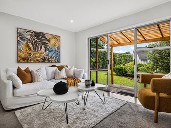 Sunny, stylish & superbly located