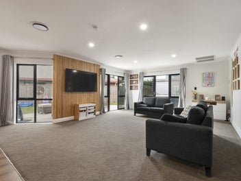 Family favourite - renovated and double-glazed!