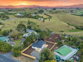 Fully renovated 4 bedroom, Lifestyle living!