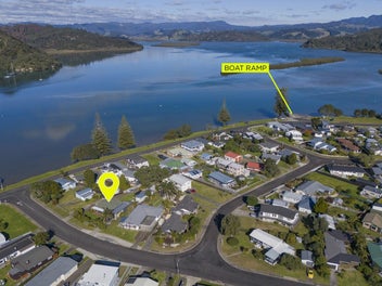 GIANT GARAGE & CLOSE TO BOAT RAMP!