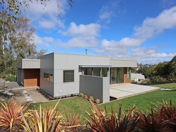 STUNNING HOME - SUPERB SETTING