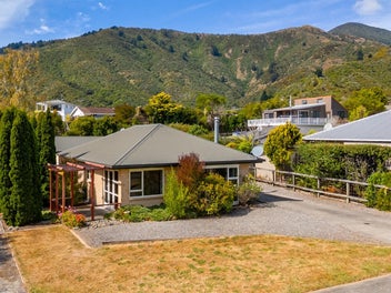 2 Bedrooms plus a seperate sleepout with bathroom