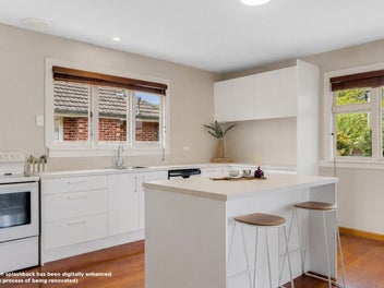 Solid brick on 776sqm – renovated & ready!