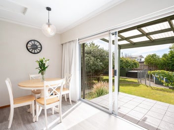 5 Bedrooms, 2 Toilets, Pool, Close to Schools