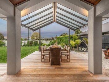 Sun-drenched, stylish and spacious!