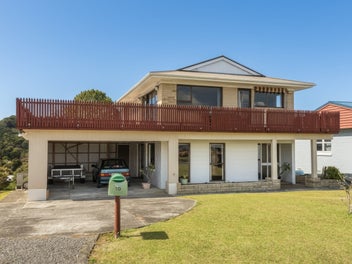 Deceased estate: Sea views in central Russell