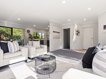 Stay Close. Play & Escape.