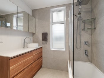 New Price - Great Location - Updated Home -1682m2!