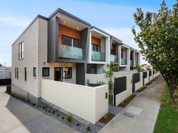 Affordable Design-Living by Cornwall Park!