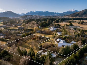 Central Acreage Close to Everything