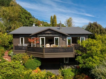 Arty, Soulful Living on the City Foothills