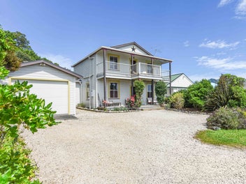 Beachfront Charm & Modern Comfort