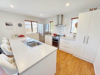 Modern 3 Bedroom, 2 Bathroom Gem in Amberley