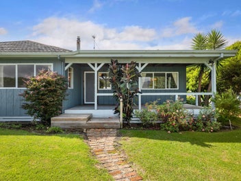 4 BEDROOM HOME PLUS 1 BEDROOM FLAT!!!! ON 957sqm