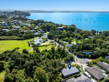Drop anchor in Algies Bay