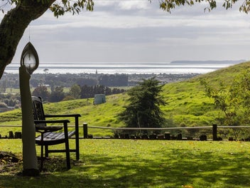 SECLUDED LIFESTYLE WITH SPECTACULAR VIEWS