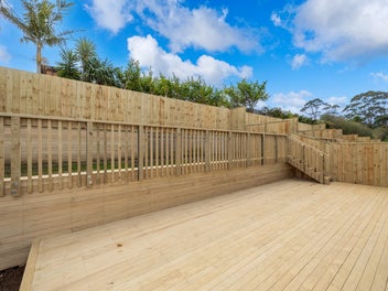 Double Garage! Big, Bright & Freehold!