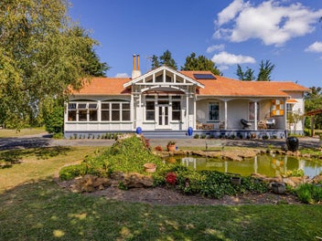 Legacy Lifestyle on 1.54 ha in Town