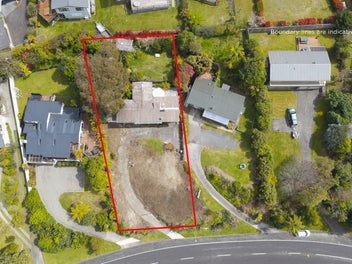 Prime rebuild opportunity in Acacia Bay