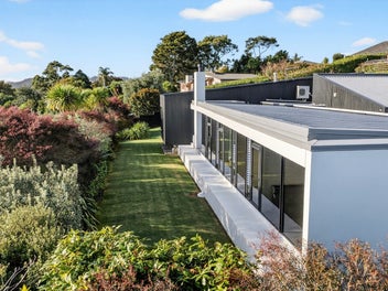 Rare architectural living in the heart of Waimauku