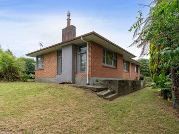 AUCTION - MUST BE SOLD !