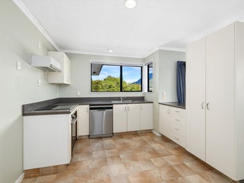 Views & Privacy in a Prime Picton Location