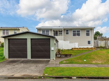 Elevated & Renovated - Harbour Views!