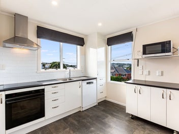 Elevated & Renovated - Harbour Views!