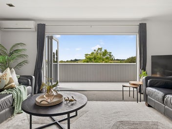 Spectacular Views, Superb Location!