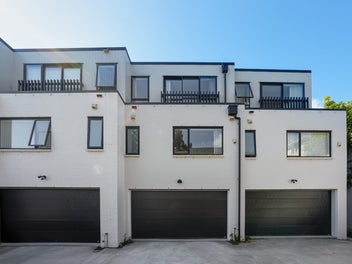 SOLID BRICK + LOCATION - DGZ