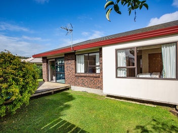 Cute three bedroom rear Tawa unit