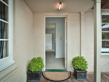 Family living in a fantastic location!