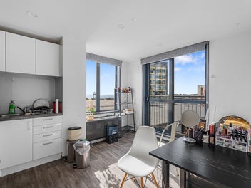 Compact City Apartment with Sea Views