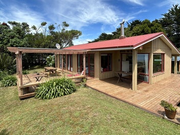 Your Classic Kiwi Bach at the Beach