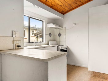 Do-Up – Vacant, Full of Potential – Bring Your...