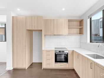 SUN-SOAKED MODERN LIVING