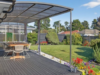 Private Cul-de-Sac Living with All-Day Sun