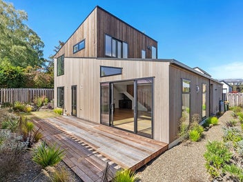 Walk to the Lake. Walk to Town. Prime Eely Point.