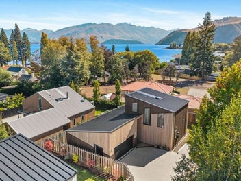 Walk to the Lake. Walk to Town. Prime Eely Point.