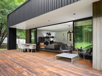 Contemporary Living Immersed in Nature