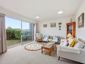 Quiet Retreat Beside the Heart of Botany,Must Sell