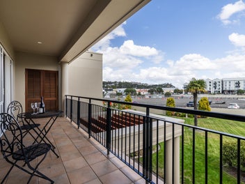 Ahuriri's Premier Coastal Address