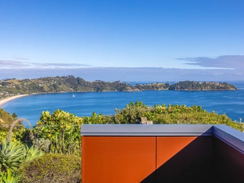 Spectacular beach and Gulf Island views