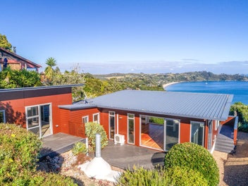 Spectacular beach and Gulf Island views