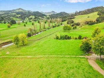 Lifestyle farm on the edge of town!