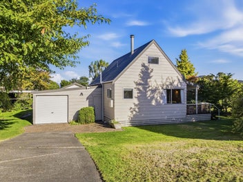 Live the lake life in comfort and style