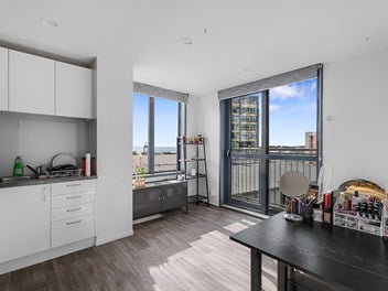 Compact City Apartment with Sea Views