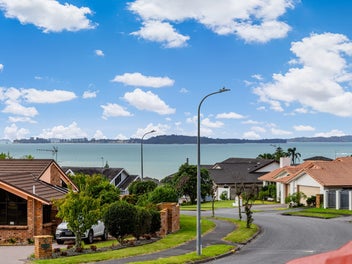 Loved for 22 Years - Prime Eastern Beach Living