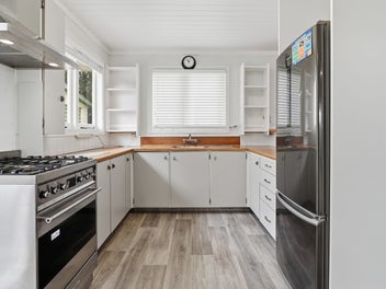 1012sqm Land 2 Bed Cottage + Garage & Workroom