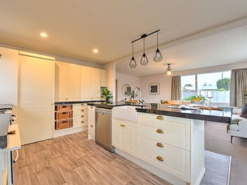 Sunny, Stylish & Super Tidy in West Gore